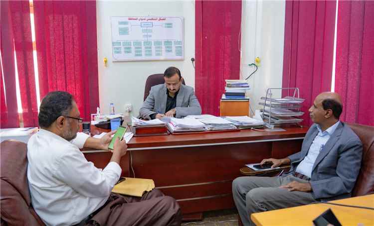 المحافظ بن الوزير يناقش خطط تنفيذ مشاريع الموازنة الاستثمارية للقطاع التربوي بشبوة