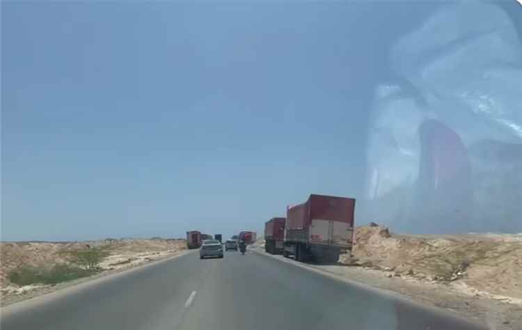 دعوات للتحقيق في وفاة شاب بحادث مروري بطريق شحن وسط اتهامات بإهمال طبي وتأخر في إسعافه