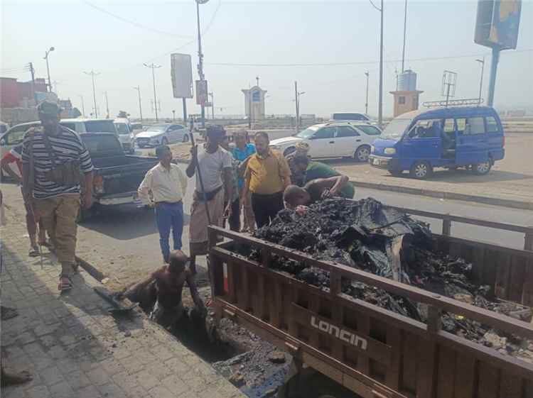 تحسبًا للمنخفض الجوي المتوقع.. مدير عام المنصورة يشرف ميدانيًا على حملة لتنظيف مصارف مياه الأمطار ورفع المخلفات
