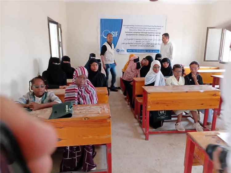 مستوصف العين التخصصي يدشن توزيع النظارات لطلاب تبن ضمن مشروع المسح الطبي المدرسي