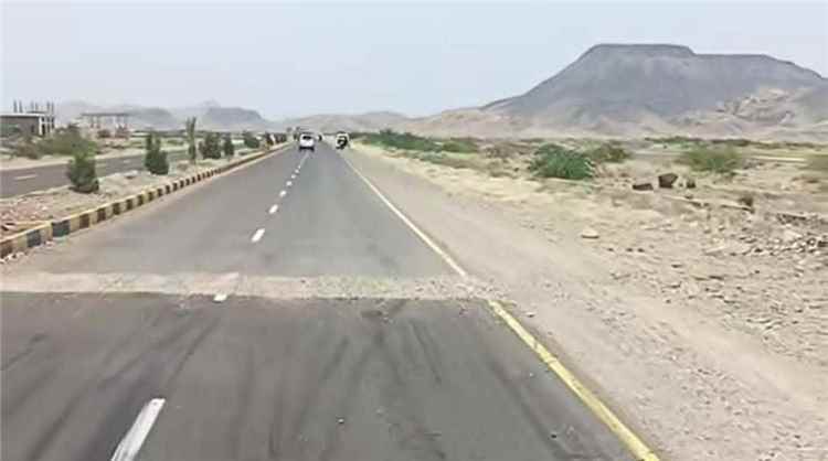 عبث بطريق حيوي في المخا يثير الغضب.. مطالبات بمحاسبة المتسببين وإصلاح الأضرار فورا