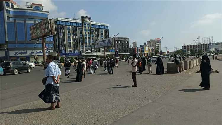 أزمة الغاز تشل حركة النقل في عدن.. طلاب وموظفون يواجهون صعوبة في الوصول إلى أعمالهم وجامعاتهم