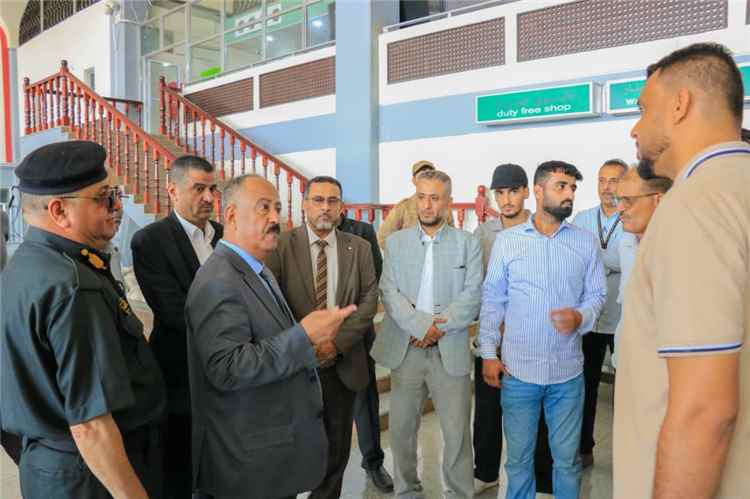 وزير النقل يتفقد سير العمل بعدد من المؤسسات التابعة للوزارة ويؤكد استمرار النشاط الملاحي والجوي