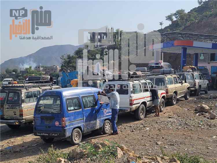 زحام خانق أمام محطات الغاز في تعز.. طوابير طويلة ومطالب بتوفير كميات إضافية