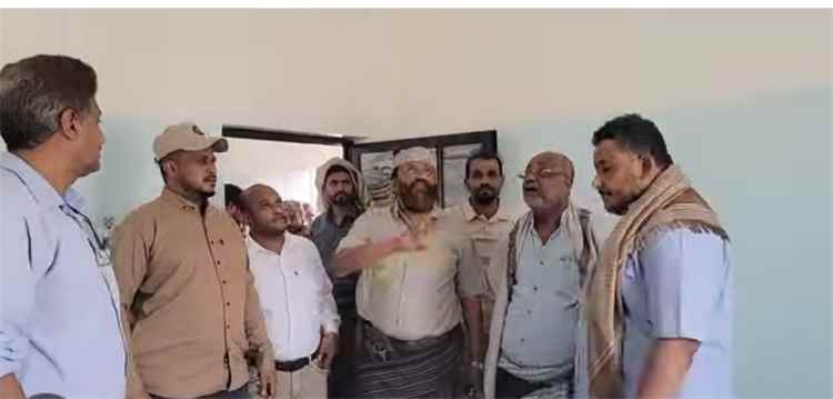 مسؤولون في السلطة المحلية في الخوخة يتسلمون الوحدة الصحية في الدنيين..
