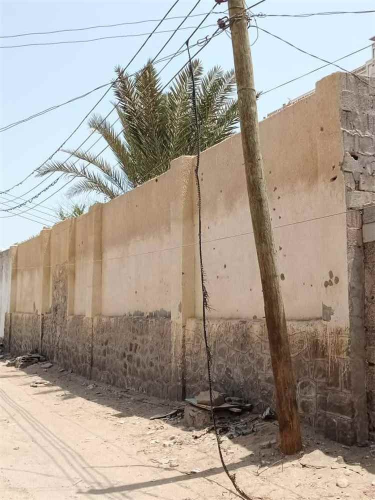حرارة الشمس تُذيب عوازل أسلاك الضغط العالي في العريش بعدن وتثير مخاوف من مخاطر كهربائية(صور)