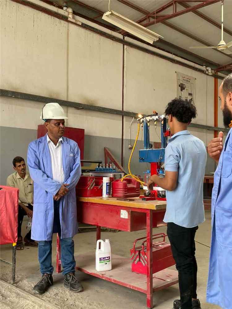 ابتكار هندسي في عدن.. طلاب المعهد المهني بالمنصورة يصممون جهازا لفحص وتنظيف بخاخات السيارات
