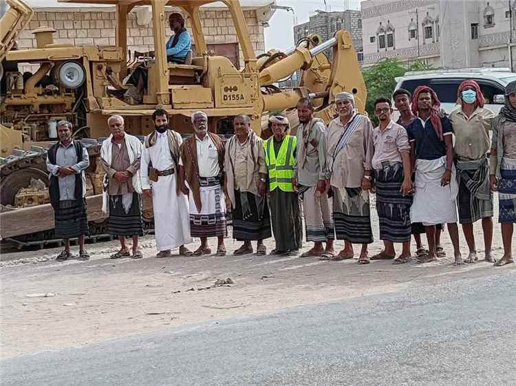 شبوة..مدير عام مديرية ميفعة يدشن بدء العمل في مشروع توسعة الخط العام وسط مدينة عزان