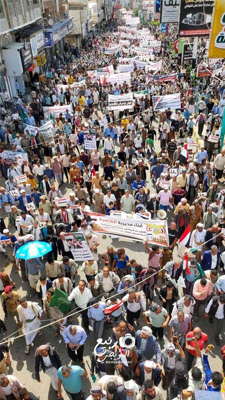 عاجل:حشود جماهيرية في تعز تؤكد التمسك بالدولة والجمهورية وتدعو لاستكمال معركة التحرير