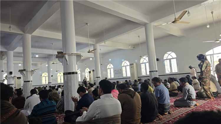 خطيب جامع عمر يشيد بمحافظ شبوة واستقرار الكهرباء