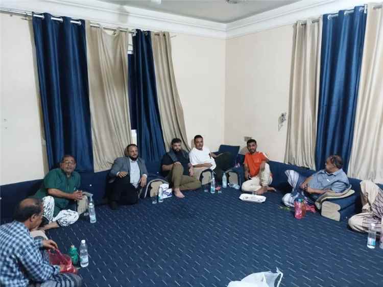 مدير عام المنصورة يعقد لقاءً تشاوريًا مع نخبة من شباب وكوادر المديرية لبحث احتياجاتها الخدمية