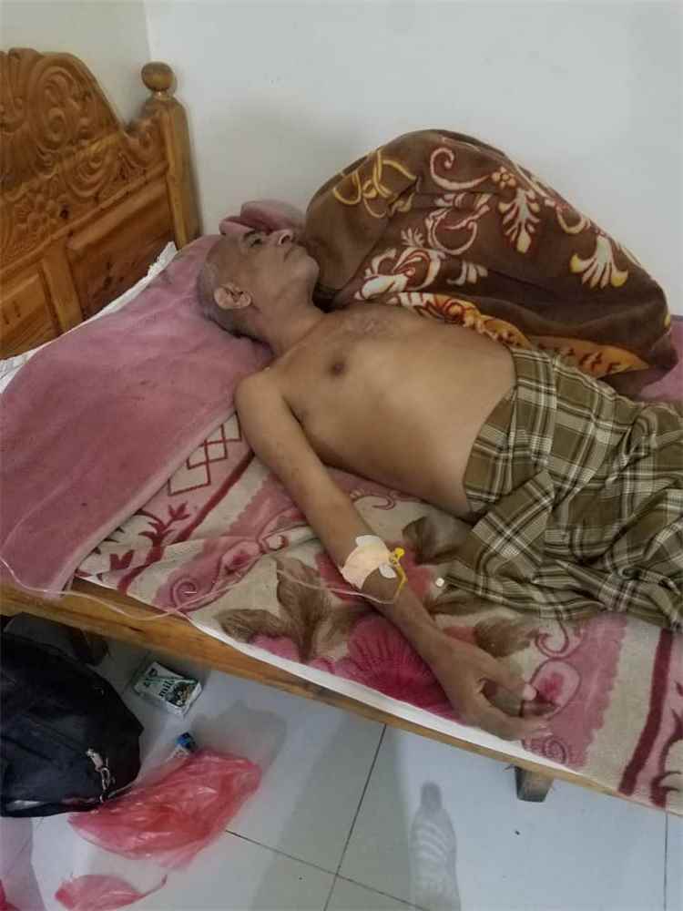 إعلامي يمني يرقد في مستشفى بصنعاء بعد مضاعفات صحية.. ومطالبات بالالتفات إلى وضعه الإنساني