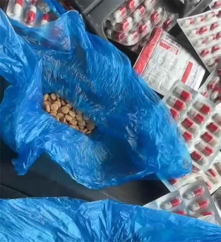 افشال تهريب كبتاغون وأفيون و«برجالين» في منفذ الوديعة داخل شاحنة كانت متجهة إلى السعودية..