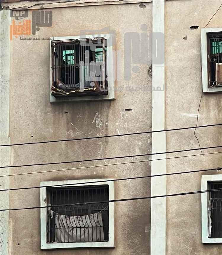 هروبا من لهيب الحر.. مشهد مؤلم لطفل ينام بين نافذة المنزل والحماية الحديدية في زنجبار(صورة)