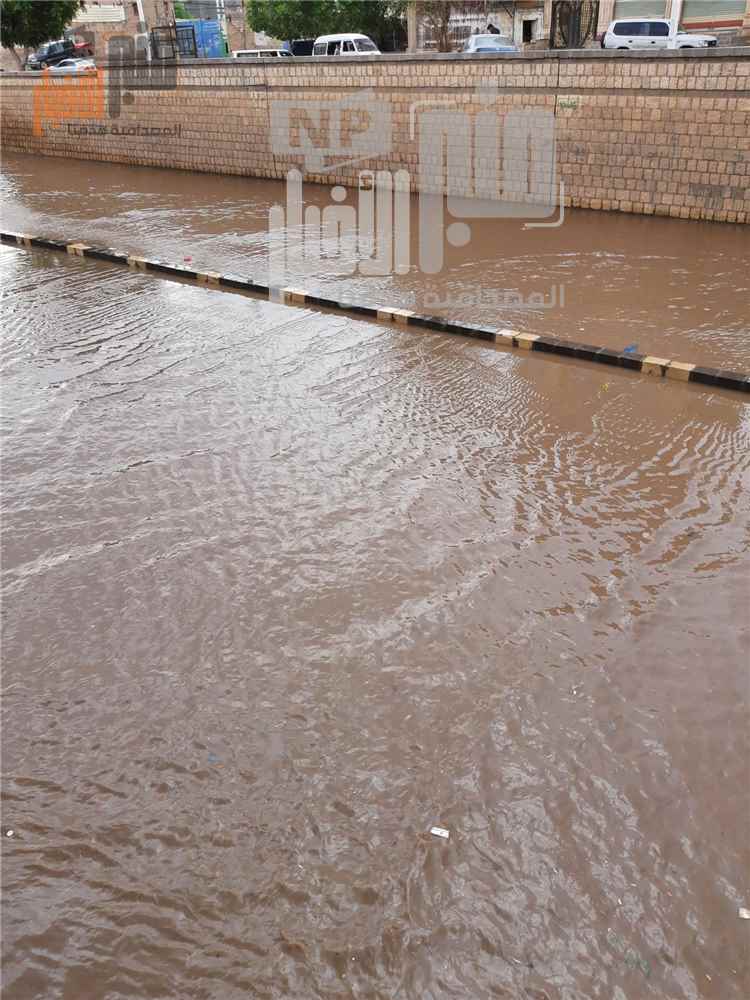 مياه الأمطار تغلق أجزاء من شارع مأرب في صنعاء (صورة)