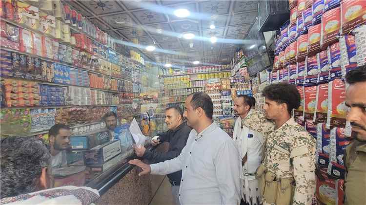 المدير العام بكر الشاعري ينفذ حملة ميدانية رقابية لضبط الأسعار في أسواق مديرية قعطبة
