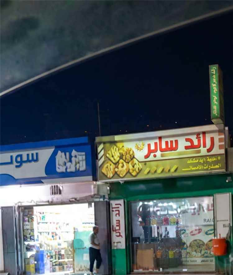 لليوم الثاني.. استمرار احتجاز بائعي القات في المخا رغم توجيهات بالإفراج عنهم يثير جدلاً واسعاً