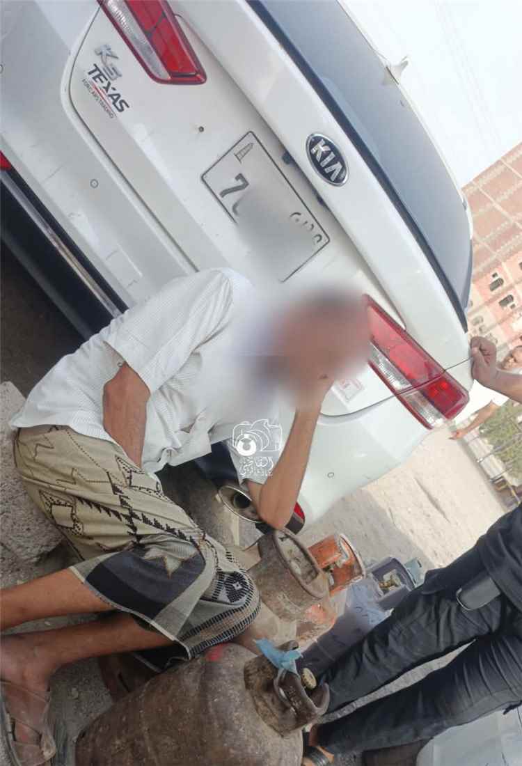 صورة تختصر معاناة يومية في عدن.. مواطن خمسيني ينام في طابور الغاز انتظاراً لدوره منذ الفجر