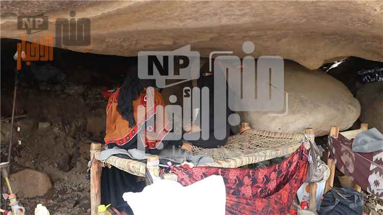 تحت كهف هربا من القصف.. أربع أسر نازحة تعيش مأساة إنسانية بعد فرارها من قذائف ال(حو)ثيي_ن في حيس