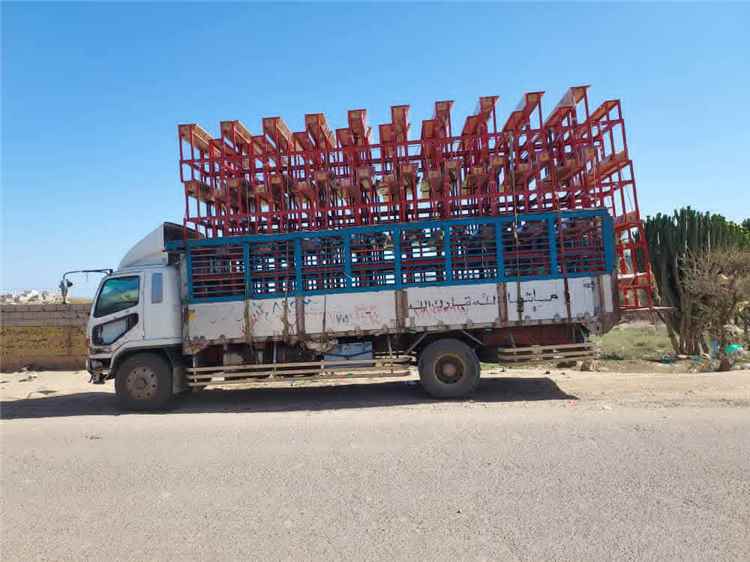 احتجاز شاحنة محملة بكراسي جامعة تعز في التربة.. ومناشدات للتدخل للإفراج عنها وإعفائها من الرسوم