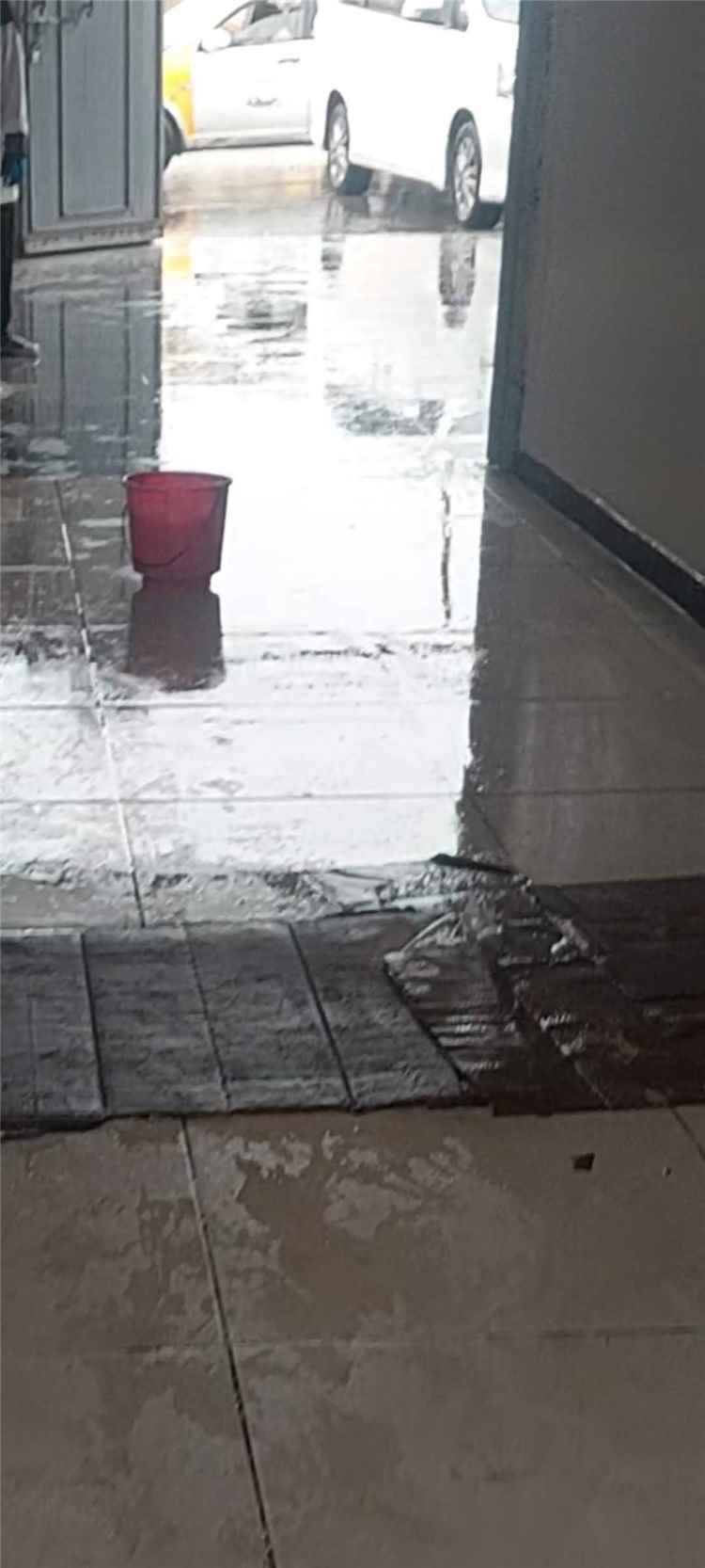 لحج:استغاثة من مستشفى السلام بيافع.. مياه الأمطار تهدد المرضى والكادر الطبي وكارثة كهربائية تلوح في الأفق(صور)