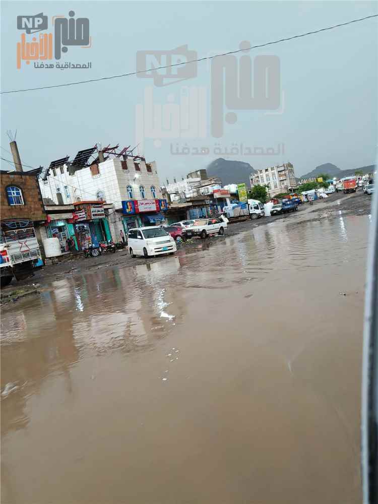 الأمطار تغرق سوق المركز في الشمايتين بتعز