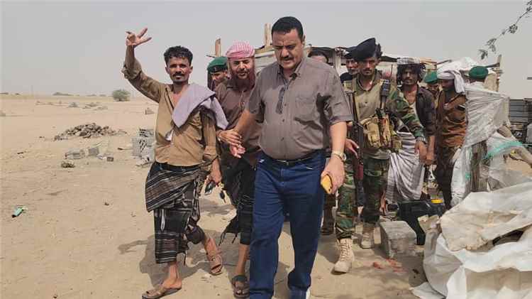 مدير البريقة يطمئن على صحة الأسرة تعرض سقف مسكنهم للإنهيار بقلوعة بئر أحمد..