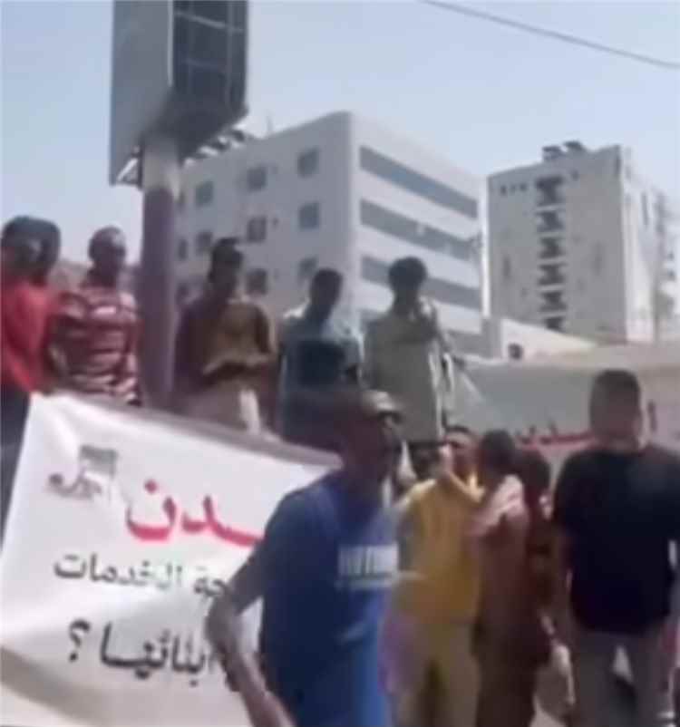 غضب شعبي في عدن.. تظاهرات أمام مؤسسة المياه والصرف الصحي ومطالبات بإقالة مديرها