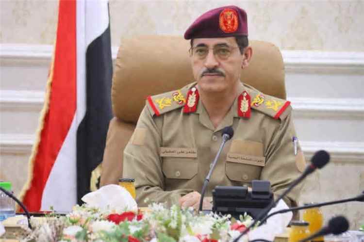 خطوات لتوحيد القوات المسلحة ورفع الرواتب.. إشادة ببدء صرف راتب فبراير لمنتسبي الجيش في مأرب