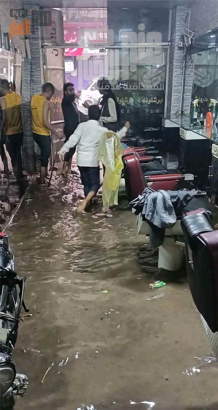 أمطار غزيرة تغرق محلات شارع تعز في إب.. انسداد عبارات السيول يحول الطريق العام إلى مجرى مائي