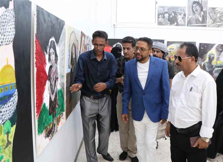 نائب وزير الثقافة يفتتح المعرض التشكيلي " معاناة غزة ".