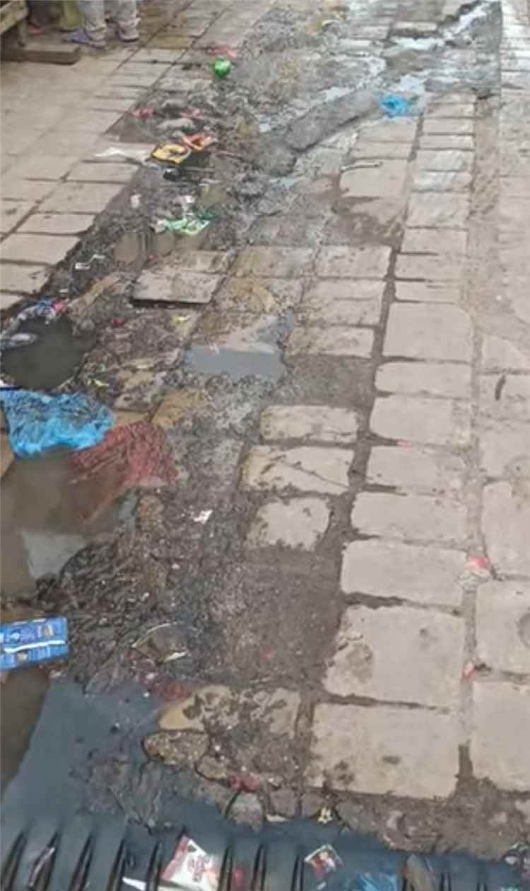 طفح المجاري يحاصر سكان شعب العيدروس بعدن.. مطالبات عاجلة بتدخل البلدية(صور)