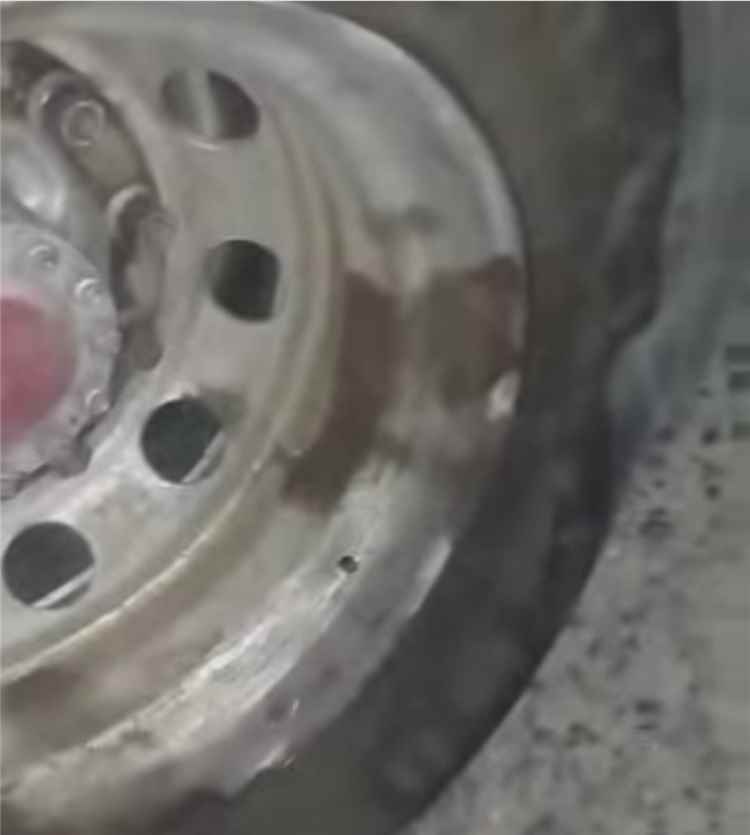 عاجل:مأرب..استمرار قطع طرق شاحنات الغاز لليوم العاشر.. تحذيرات من أزمة وقود ومطالبات بتدخل أمني عاجل