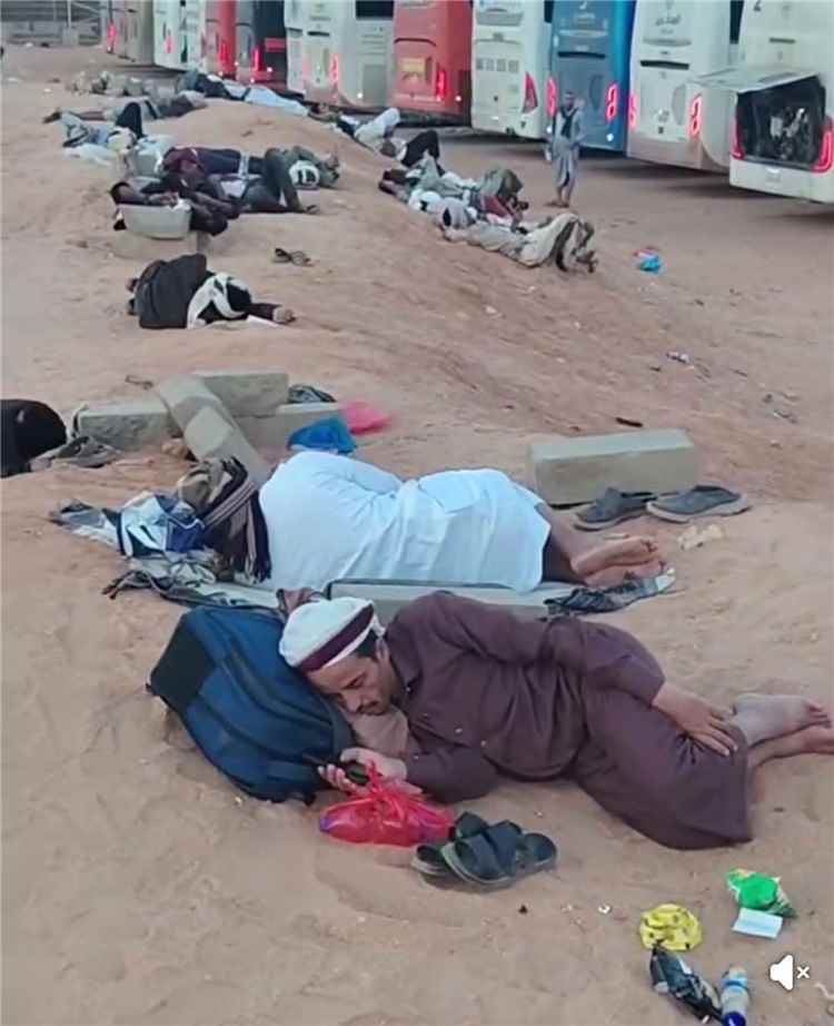 بين حرارة الصحراء وطول الانتظار.. معاناة إنسانية تتجدد للمسافرين في منفذ الوديعة