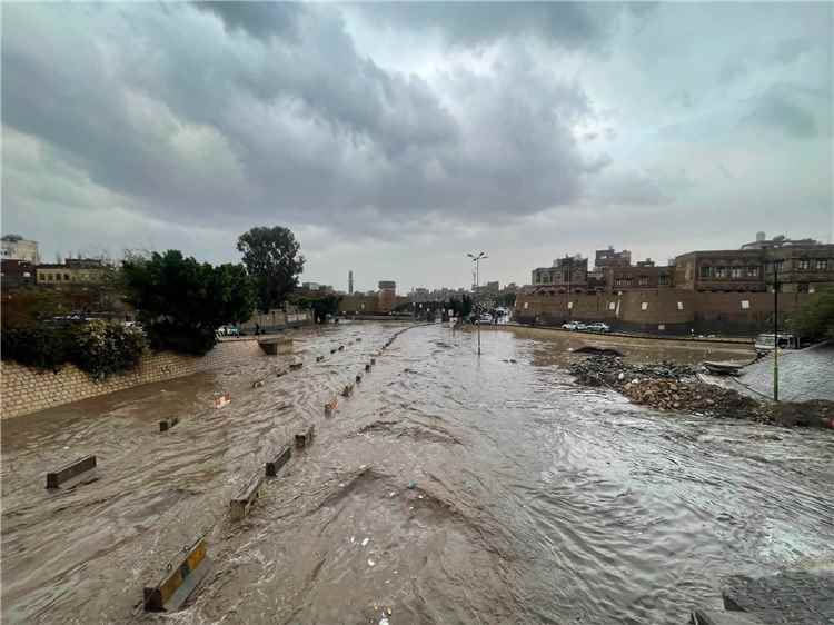 شاهد صورة.. سيول الأمطار تجتاح سائلة صنعاء القديمة وسط تحذيرات من الاقتراب منها