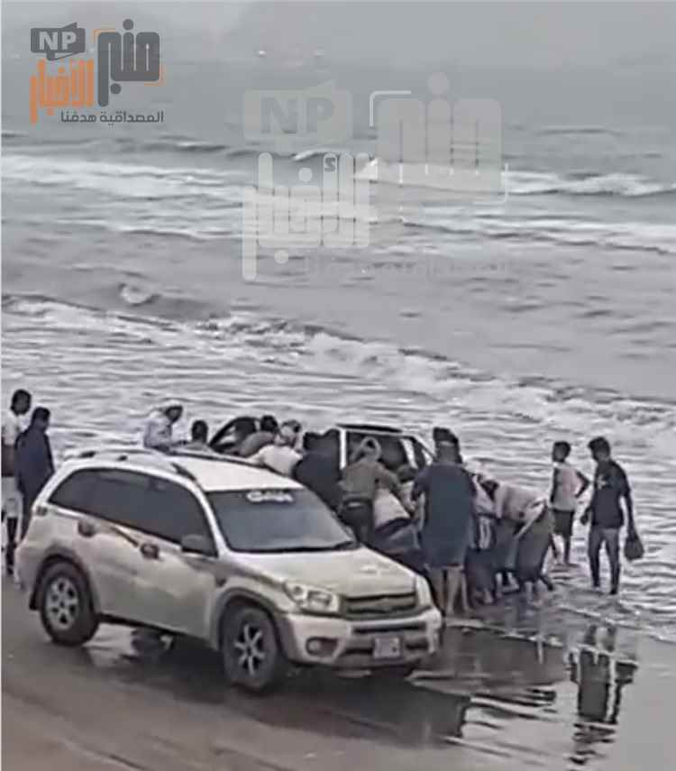عاجل:فيما كان السائق يتناول مضغ القات..غرق سيارة في ساحل أبين(صورة)