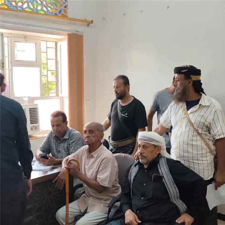 الفنان محمد محسن عطروش يلجأ إلى السلطة المحلية بعد معاناته مع طفح المجاري أمام منزله في عدن