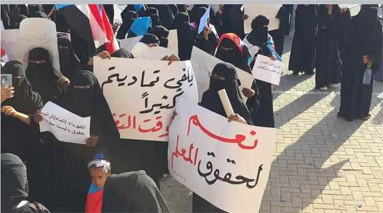 تظاهرة نسوية في عدن تنتقد القرارات الحكومية الأخيرة المتعلقة برفع أسعار المشتقات النفطية والدولار الجمركي.