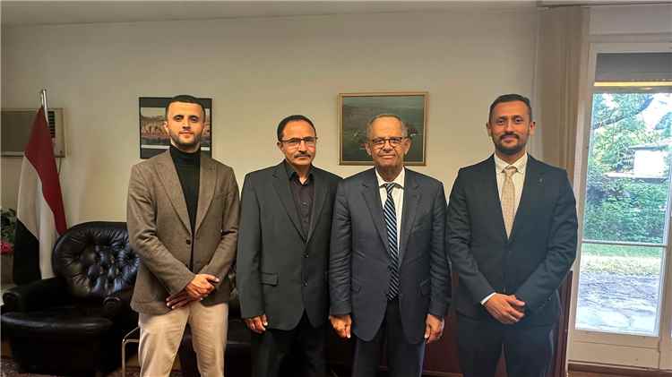 الجالية اليمنية تقدم واجب العزاء بوفاة الرئيس هادي