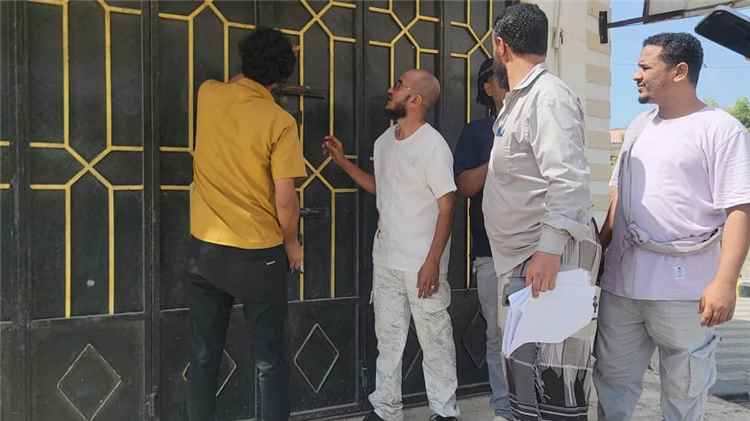 سلطة البريقة تنفذ حملة إغلاق المنشآت التجارية المخالفة وتؤكد على تنمية الموارد المحلية..