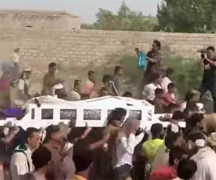 تشييع مهيب للشهيد العميد يحيى وحيش ورفيقه عبدالكريم شامي بمشاركة واسعة من القيادات والمشائخ والمواطنين.