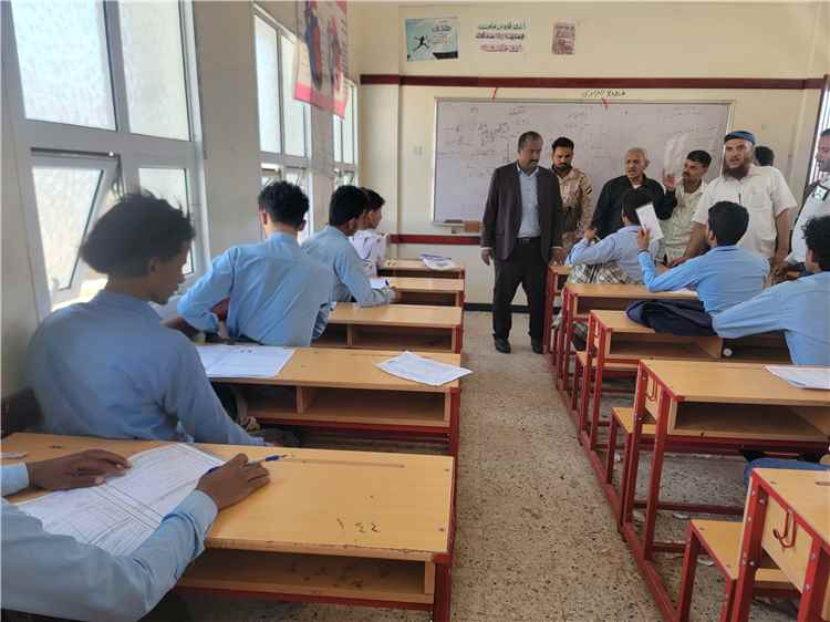 مدير عام قعطبة الشاعري يتفقد سير اختبارات الثانوية العامة في مركز مجمع الجبارة بمريس