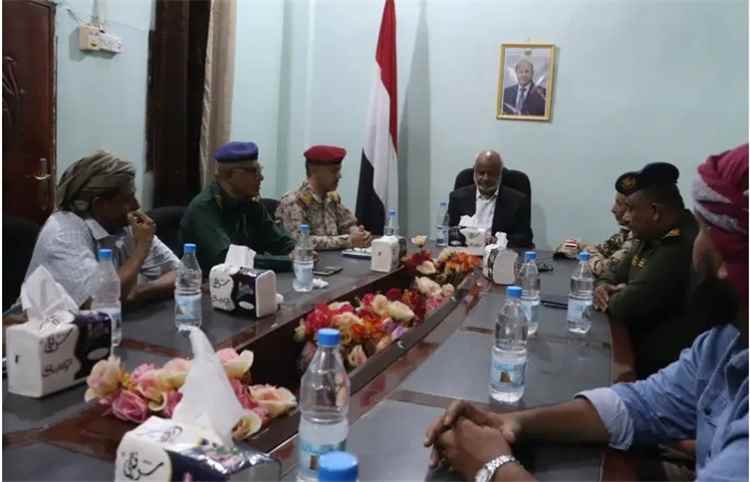محافظ الحديدة يؤكد للجنة الرئاسية على أهمية مضاعفة الجهود وتسخير الإمكانات اللازمة لإنجاز التحقيقات بكل مهنية وشفافية.
