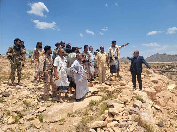 مدير عام قعطبة الشاعري يتفقد مشروع انشاء حاجز يعبير المائي بمريس ويحتوي خلافاً بين أهالي القرى المستفيدة