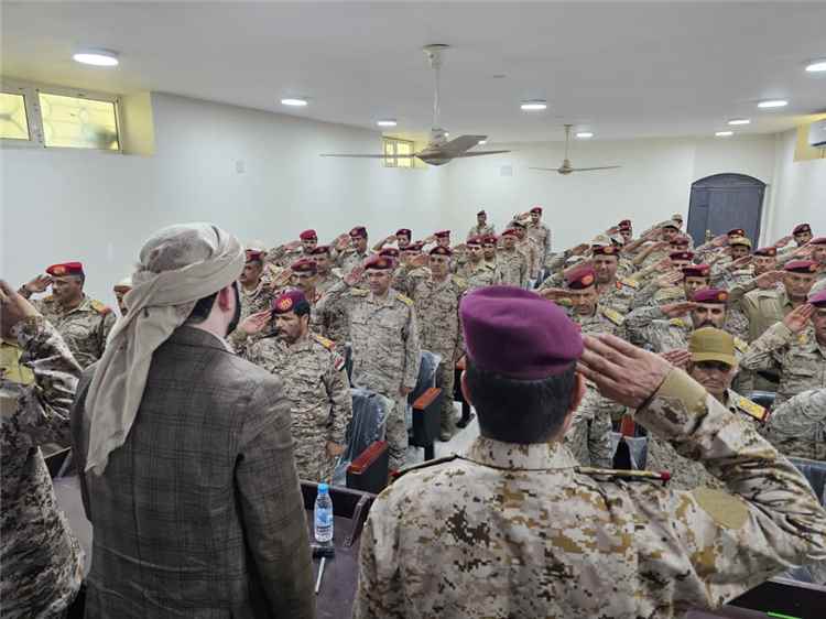 خلال لقاء موسع بقيادات المنطقة العسكرية السابعة.. محافظ صنعاء يدعو إلى تعزيز التنسيق الوطني والعسكري لاستكمال معركة التحرير.