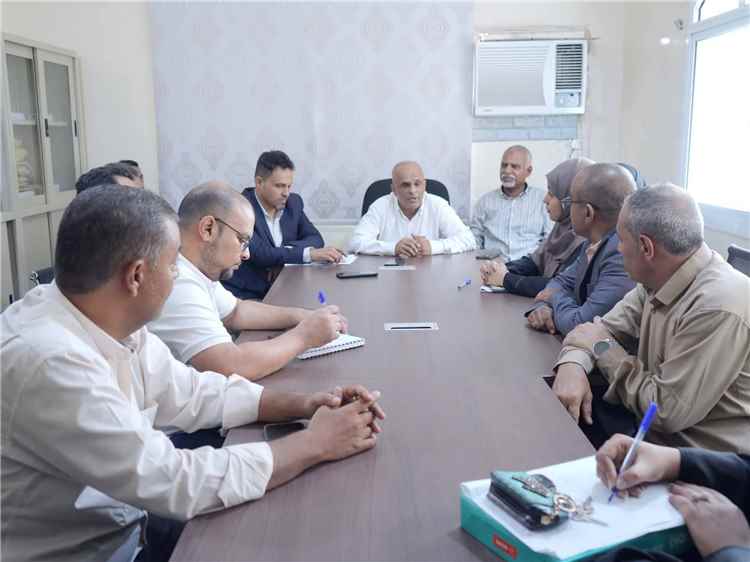 مدير عام الوحدة التنفيذية للمشاريع الممولة دولياً يترأس اجتماعاً لمناقشة خطط التطوير ورفع كفاءة الأداء