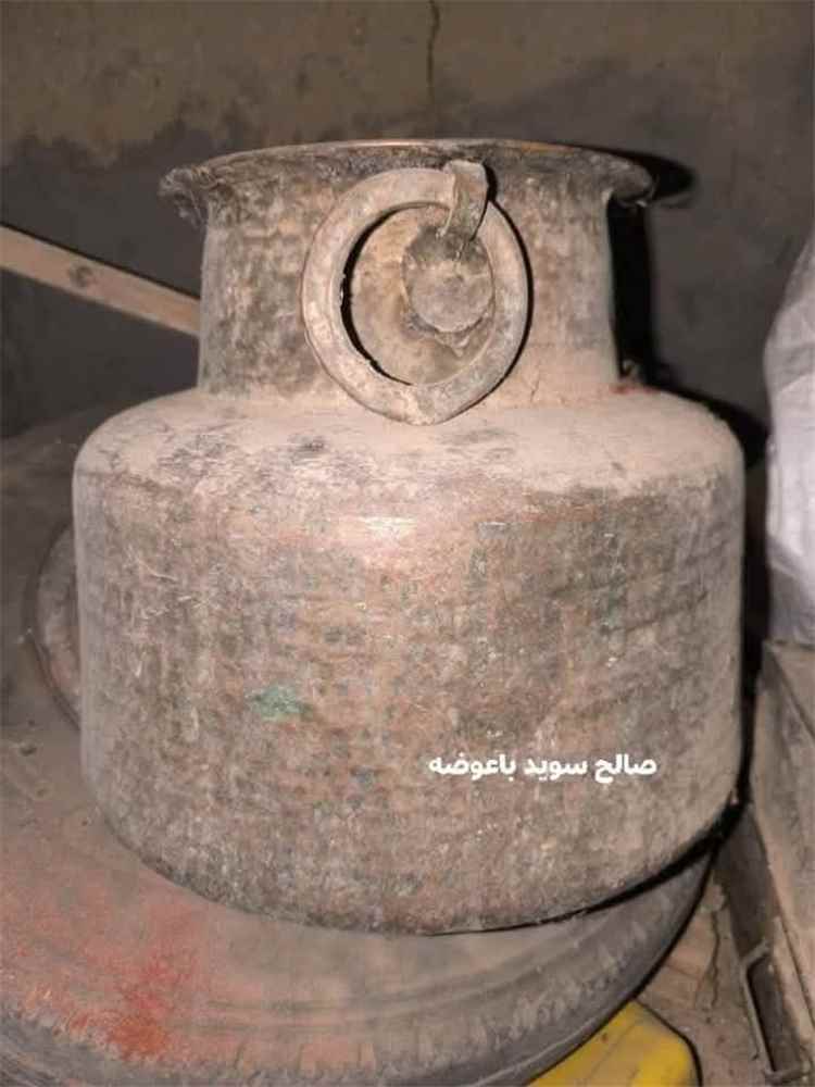 فيما يعرضه للبيع ب 350 ألف دولار..راعي أغنام  يعثر على "قدر" نادر  يعود تاريخها إلى ألف سنة في جبال ميفعة شبوة