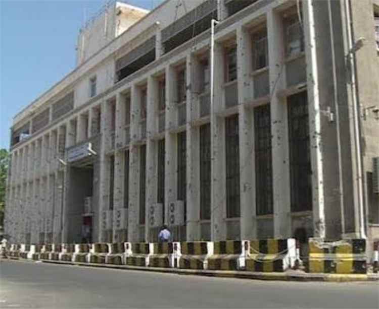 مصدر مسؤول في مركزي العاصمة عدن ينفي  يفند شائعات إغلاق البنوك ويؤكد استقرار القطاع المصرفي.