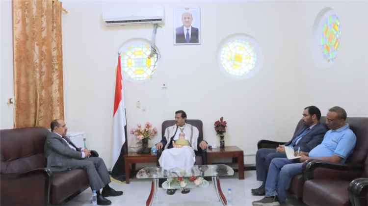 وكيل محافظة مأرب يناقش مع نائب وزير الشؤون الاجتماعية دعم السلطة المحلية لمواجهة التحديات الإنسانية
