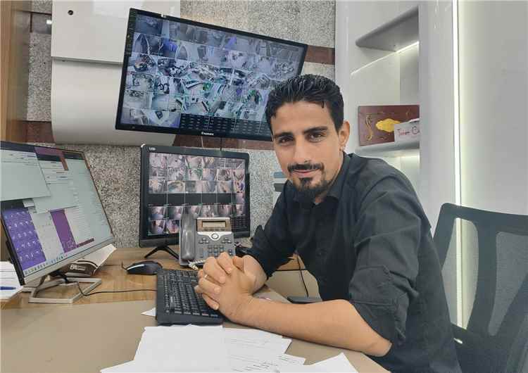 إشادة إعلامية بمسؤول في بنك الكريمي بعدن.. فضل الجونه: صابر عبدالملك نموذج للرقي وحسن التعامل